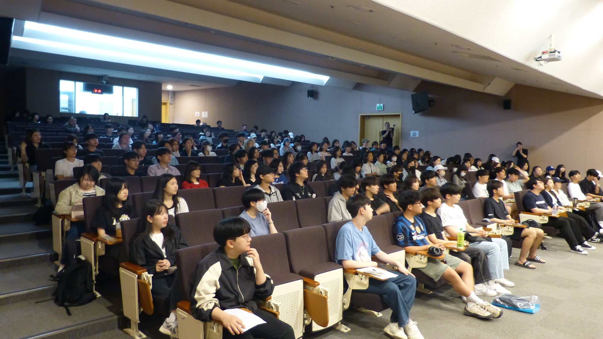 강의를 경청하는 신입생들의 모습