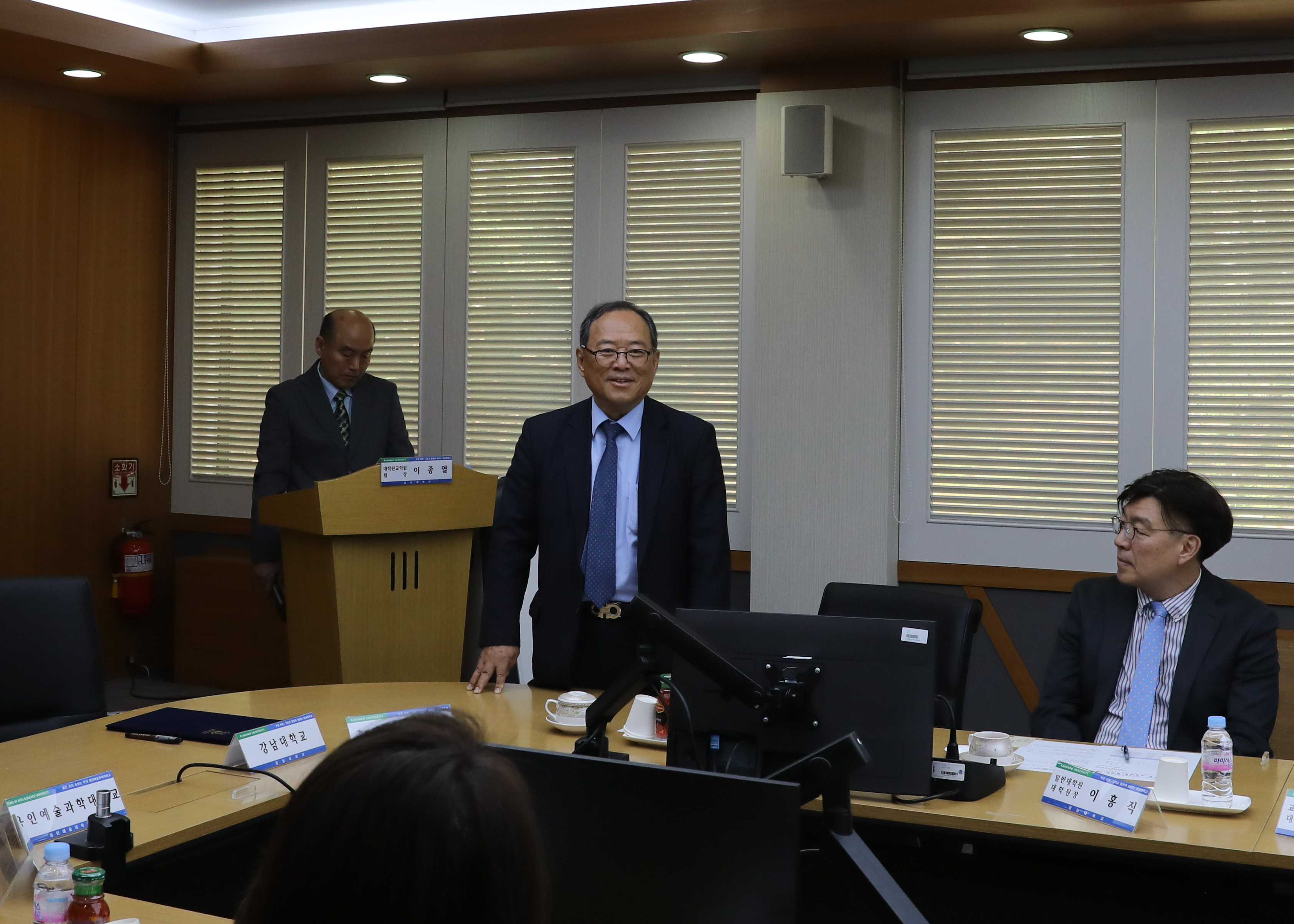 강남대학교 총장님이 발언하는 모습을 찍은 사진입니다.